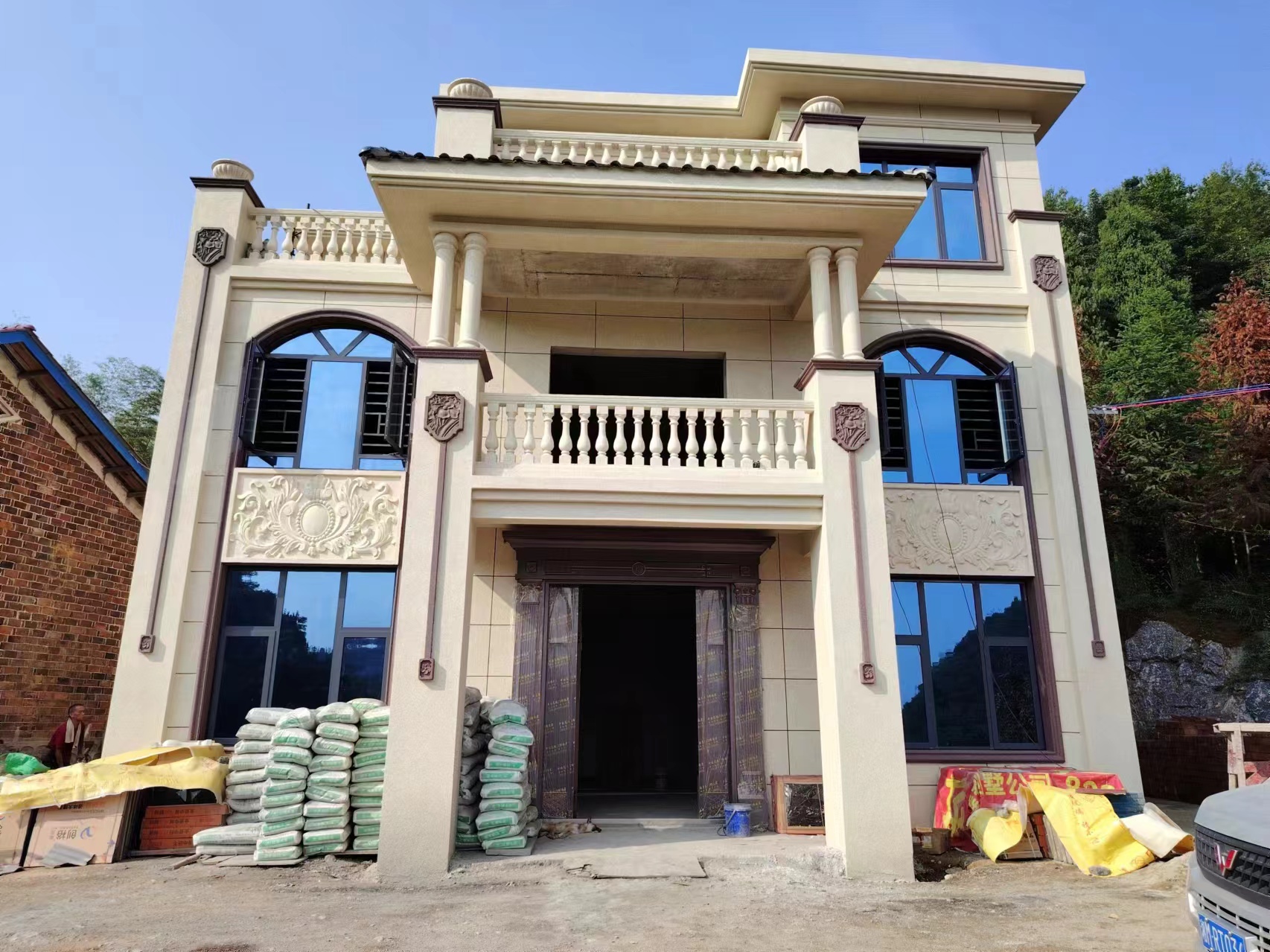 别墅设计图纸,永州别墅,永州别墅公司,永州别墅楼盘有哪些,永州别墅二手房出售,永州别墅设计公司,永州别墅装修公司,永州别墅设计师,永州别墅装修设计,湖南ug环球视讯别墅建筑工程公司专注于乡村别墅建设施工、别墅设计、美丽乡村、新农村自建房、别墅室内装修设计及施工、园林景观设计及施工等一站式服务，公司致力于打造成为出类拔萃的永州本土别墅建筑公司和私宅设计，立足于永州冷水滩、零陵、祁阳、双牌、道县、新田、江华、江永、宁远、东安、蓝山等九县两区的农村别墅建设，服务于全国新农村别墅建设和城镇化的进程。<font color=red>服务宗旨：所见即所得，效果有保障；中途无变更不加价，无隐形费用；全程透明可查，无需客户频繁回工地。</font>产品优点：以更成熟的钢筋混凝土结构匠造传世家业！<font color=blue>公司优势：样板别墅多，设计、施工经验丰富！